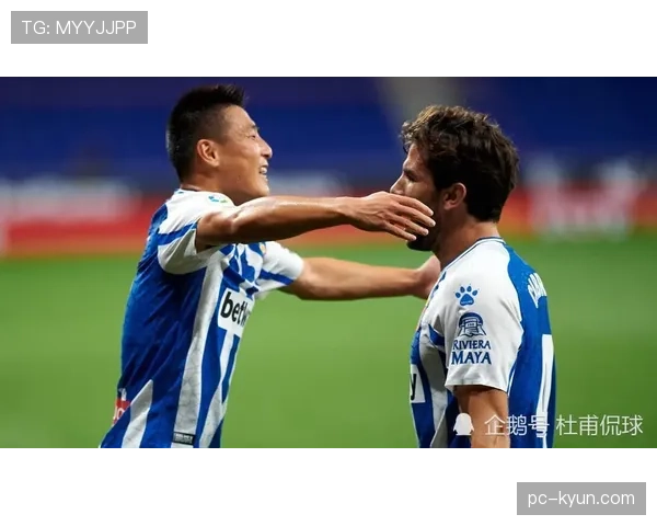 特写瞬间：门将大脚开球，前锋头球一点，拉斯帕尔马斯三脚传递完成射门