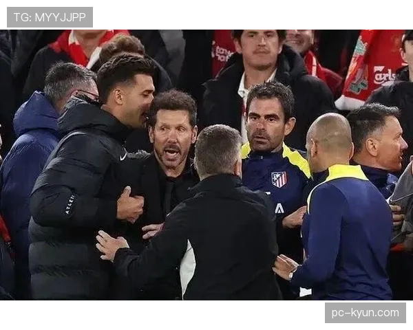 场边花絮:对方主帅被罚上看台,与主场球迷发生“友好”互动 场边花絮:对方主帅被罚上看台,与主场球迷发生“友好”互动